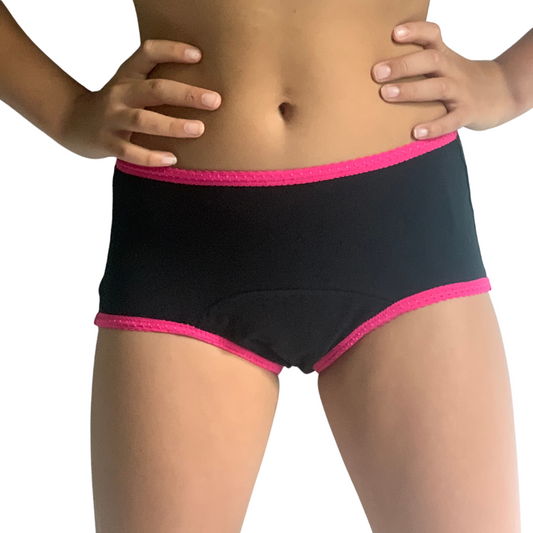 Jeune fille de 11 ans portant une culotte shorty menstruelle noire