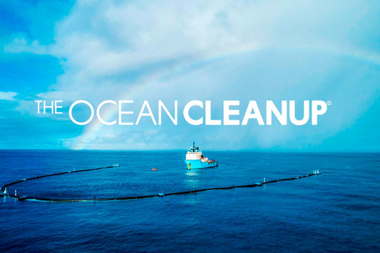 Bateau sur la mer possédant un bras long de 600 mètres en forme de « C », pour récupérer les déchets plastiques