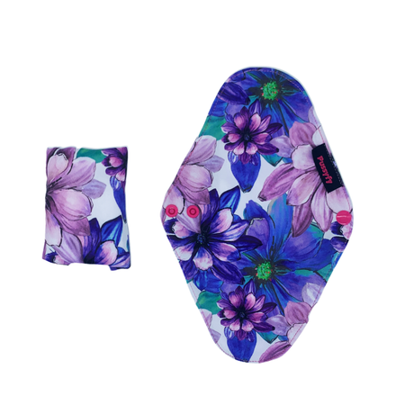 La serviette hygiénique lavable bleu design à fleur est plié en 4 et de face déplier. Flux léger à abondant - Pussyfy