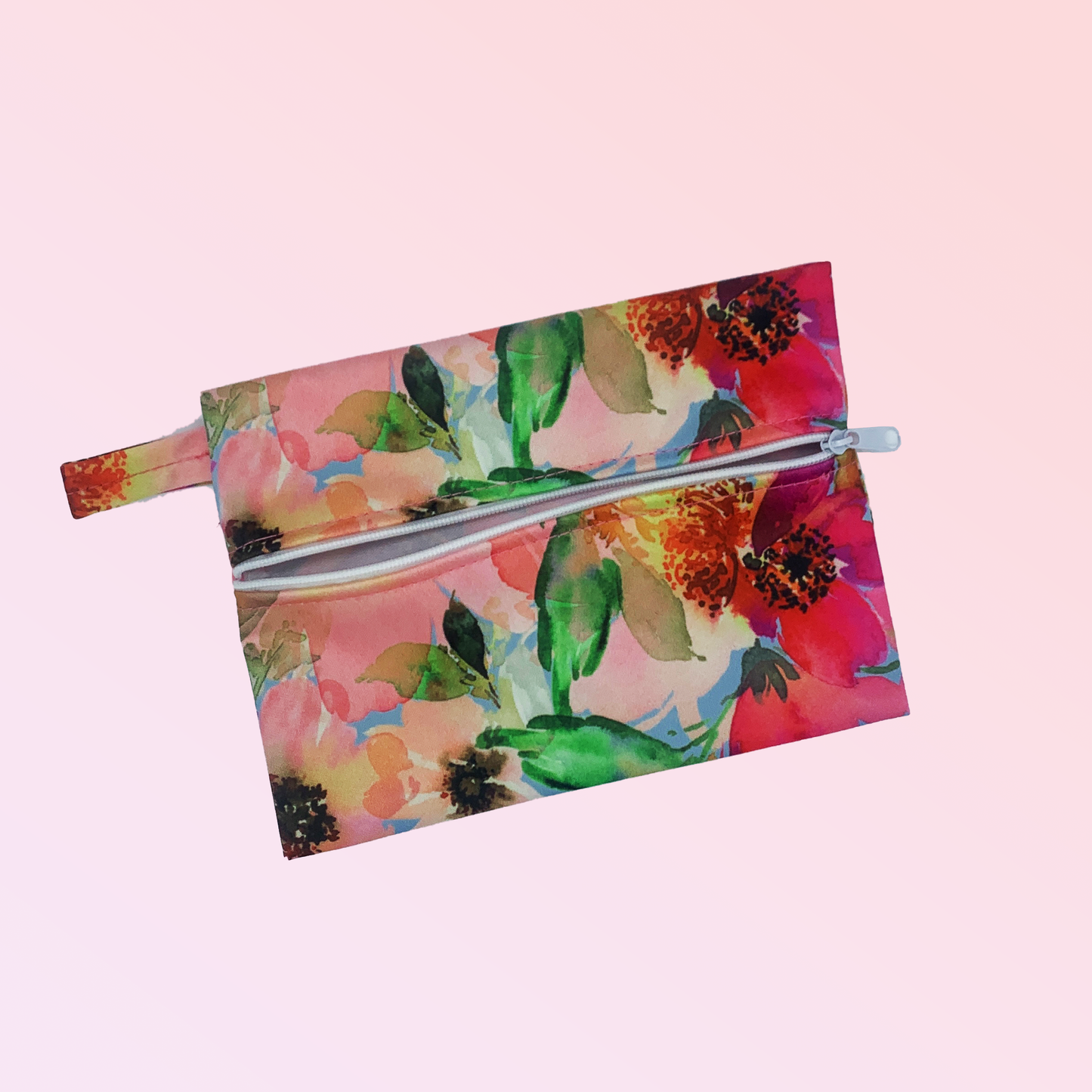 Pochette imperméable de transport côté tirette ouverte design rose fleuris pour ranger tes serviettes hygiéniques, cups ou culottes menstruelles - Pussyfy