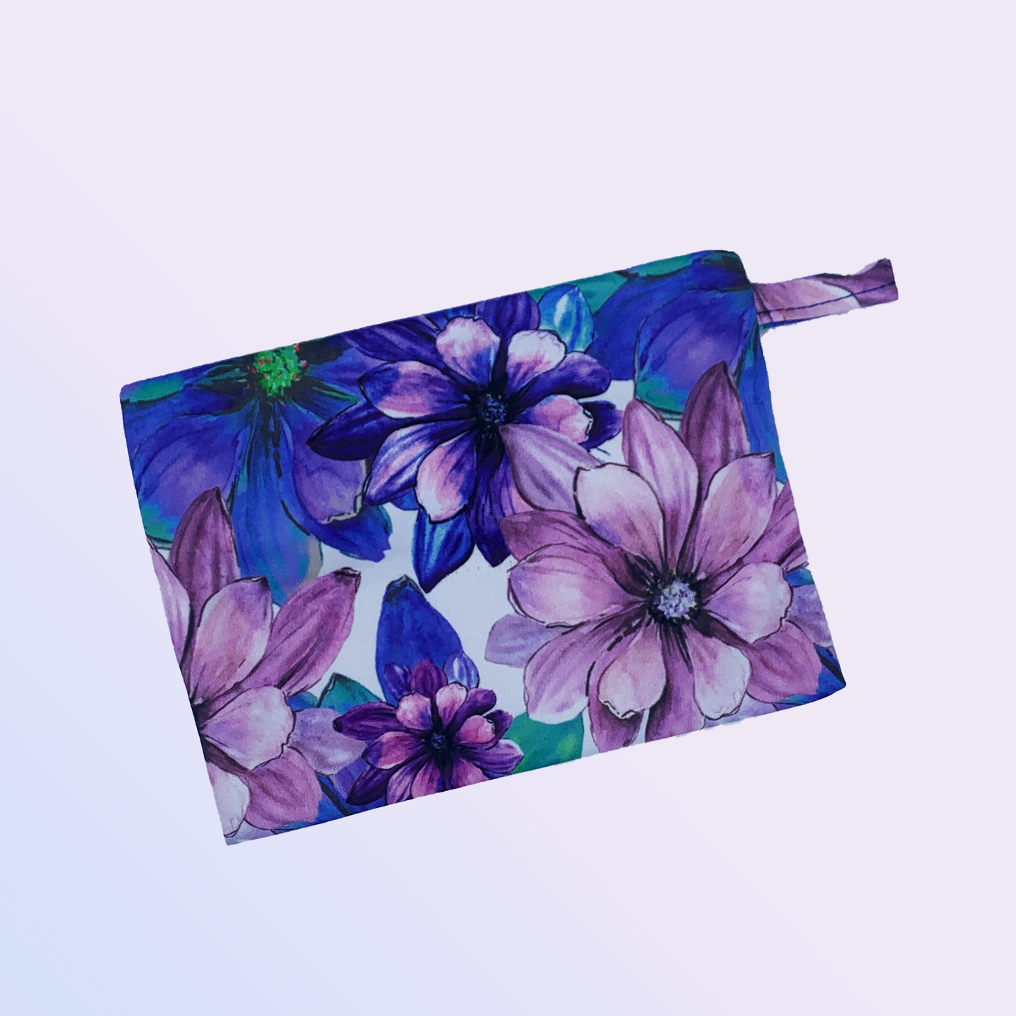 Pochette imperméable de transport design bleue fleuris à tirette pour ranger tes serviettes hygiéniques, cups ou culottes menstruelles - Pussyfy