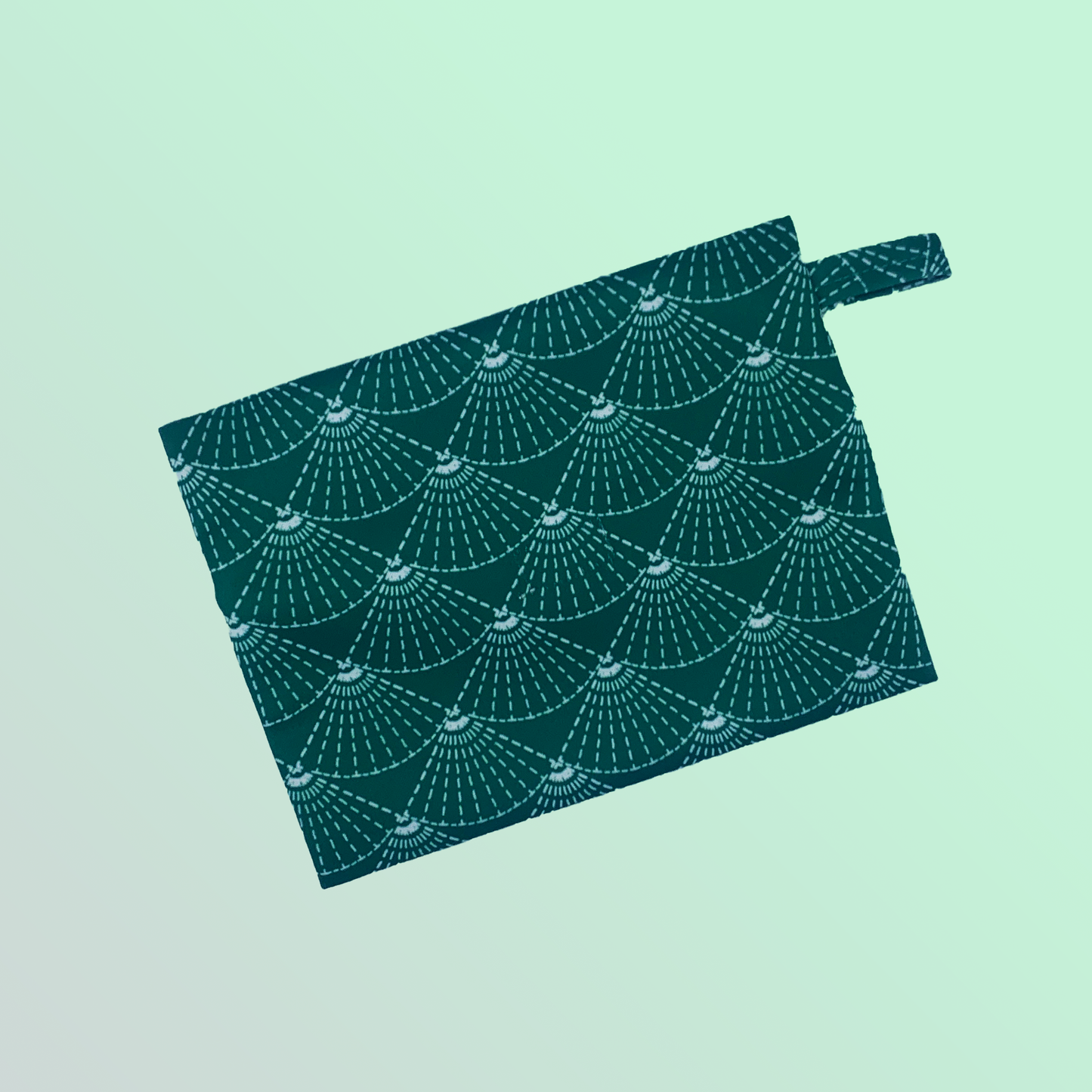 Pochette imperméable de transport design losange vert à tirette pour ranger tes serviettes hygiéniques, cups ou culottes menstruelles - Pussyfy