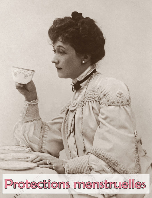 Dame du début du 20 ème siècle buvant une tasse thé 