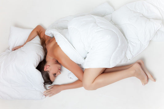 jeune femme fatiguée couché dans un lit blanc