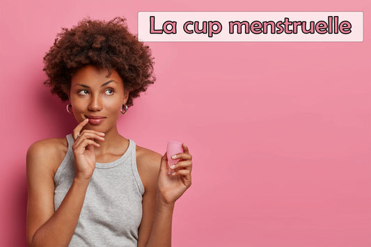 Jeune fille métisse tenant une cup menstruelle rose